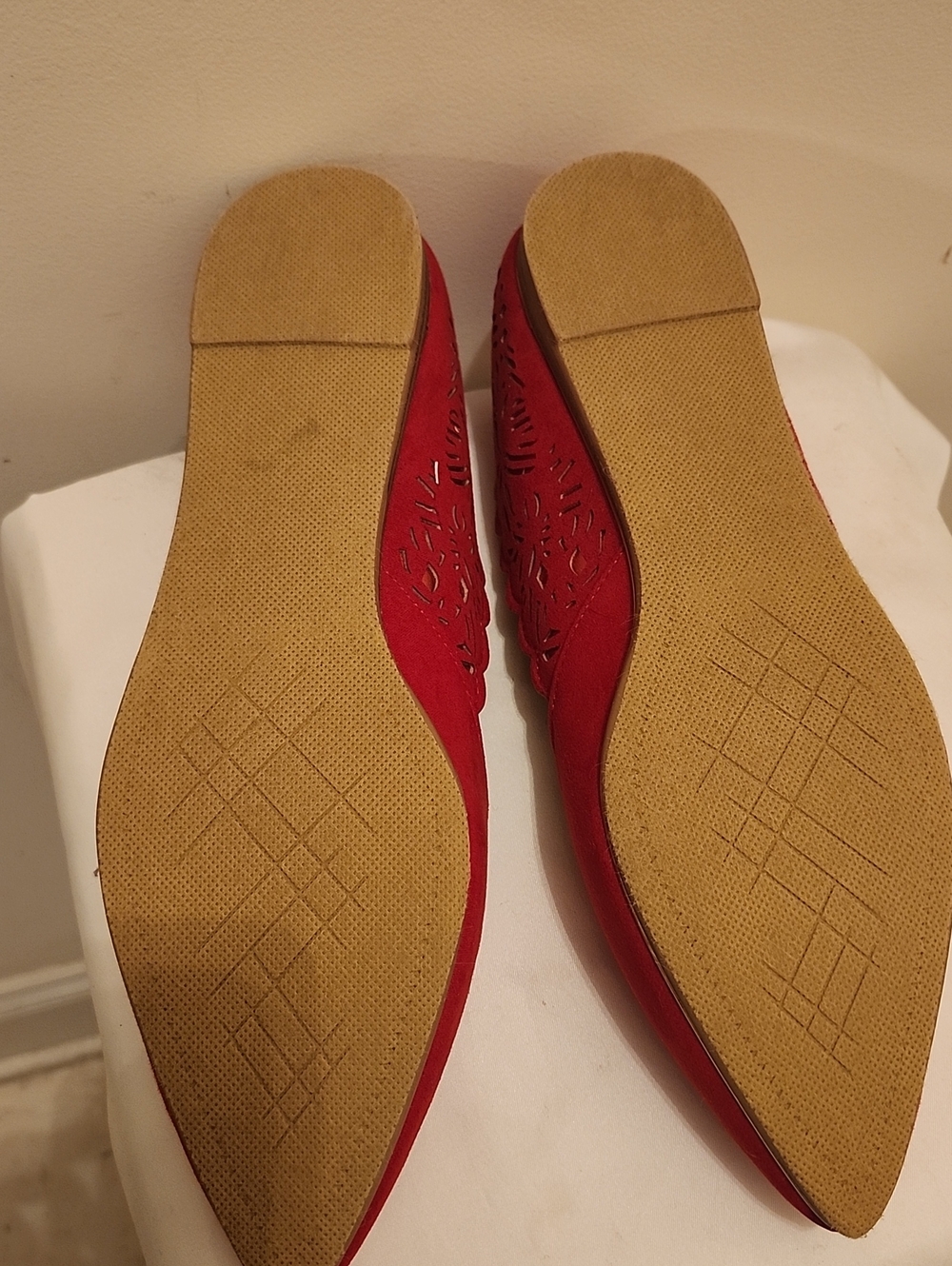 Red Pointed Scalloped Laser-Cut Flats - Picture 2 of 3